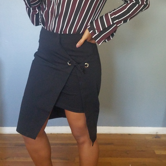 🏷CLEARANCE SPLIT FRONT BLACK MIDI SKIRT - Picture 2 of 4